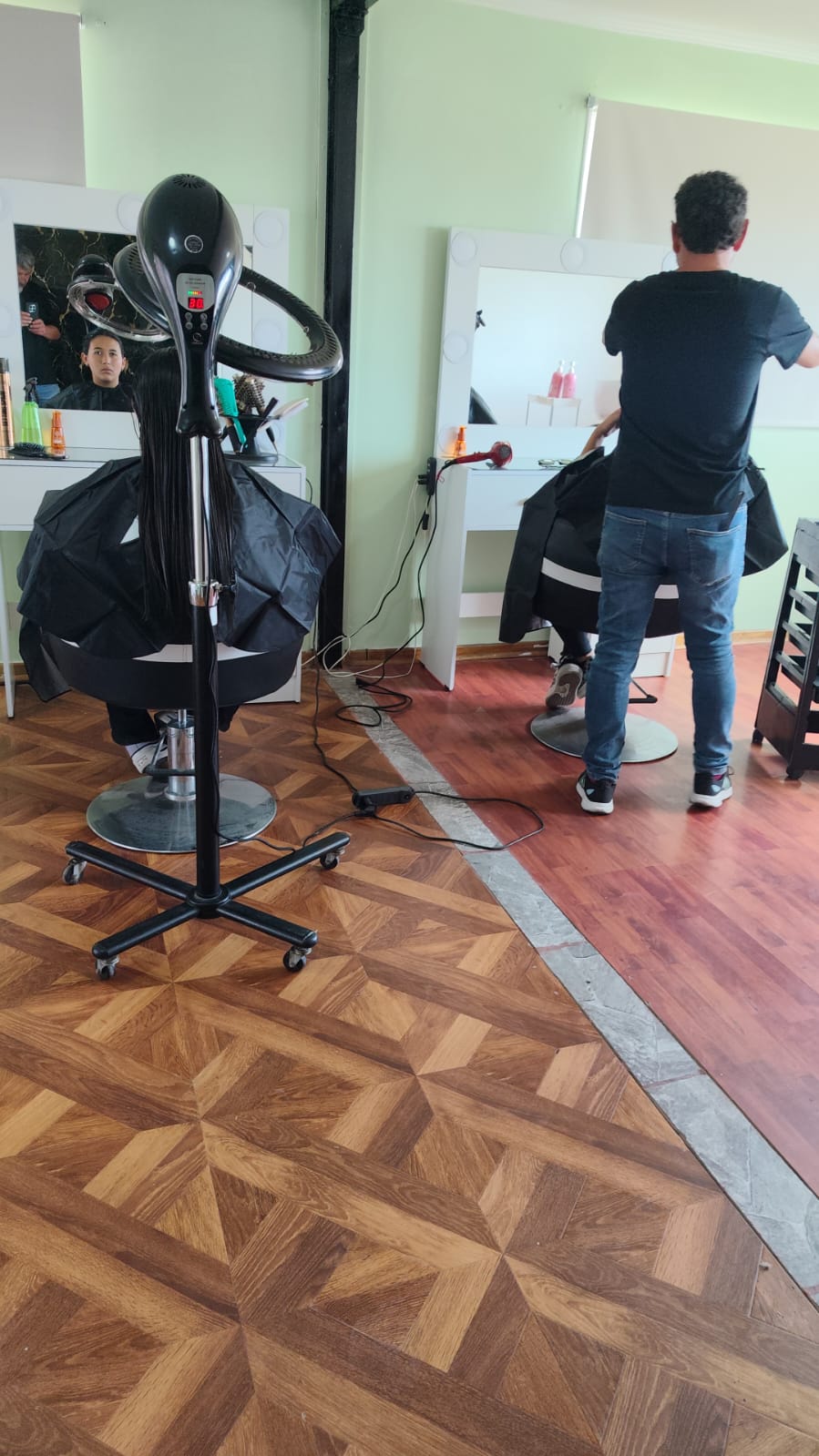Vista general del salón con dos clientas atendidas a la vez