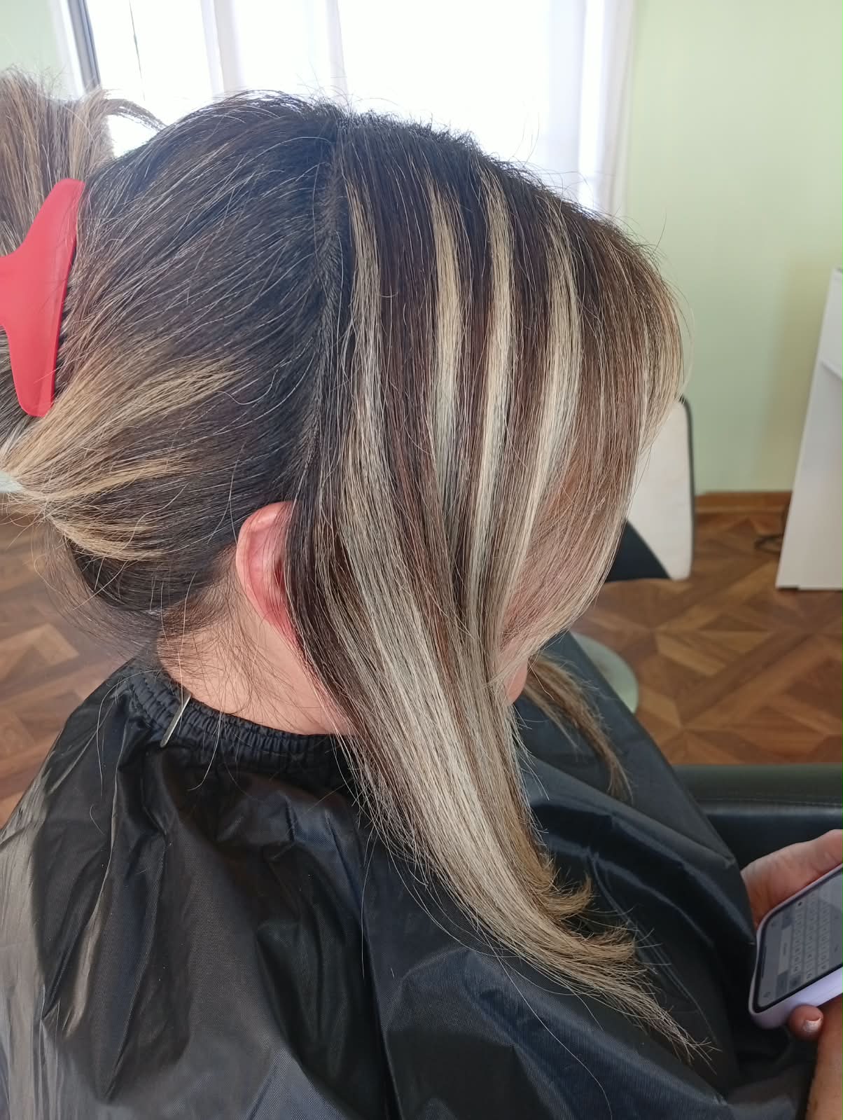 Proceso de reflejos: mechas rubias sobre raíz oscura separadas con pinza