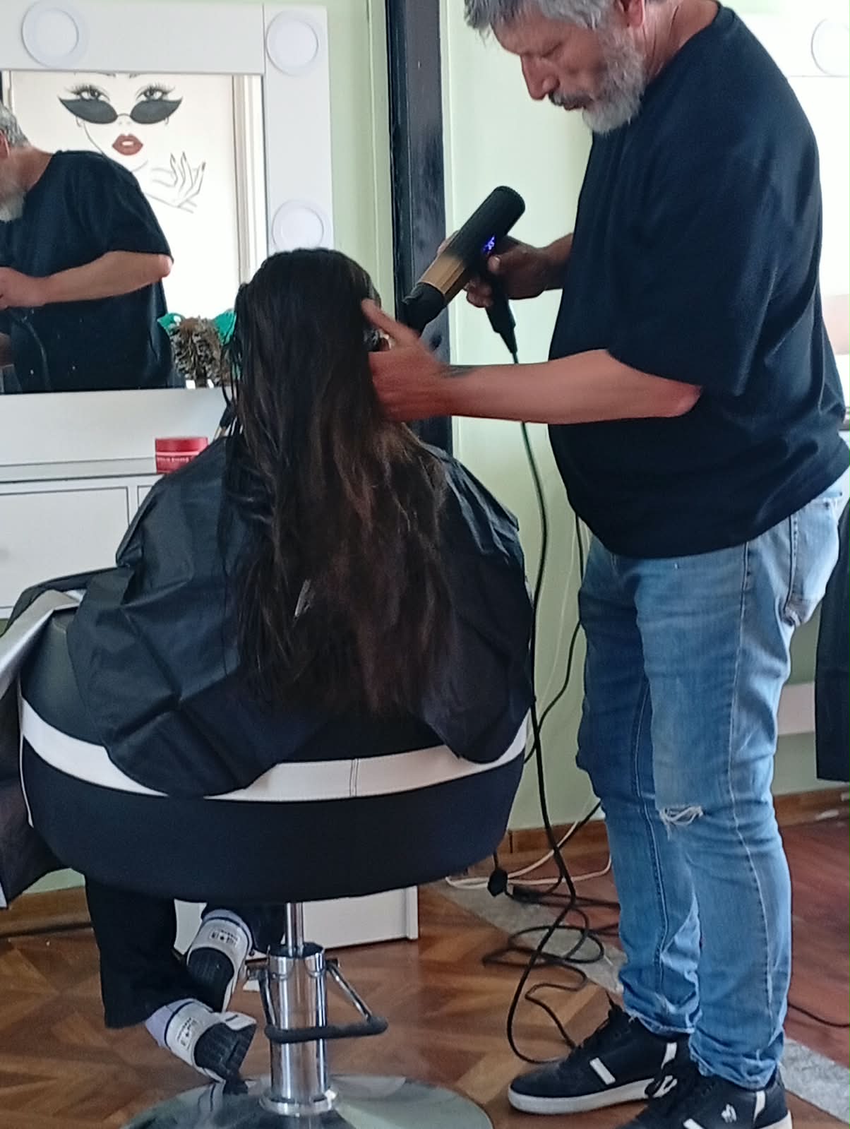 Estilista secando el cabello de una clienta en el salón